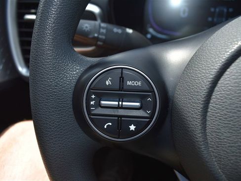 Used 2025 Kia Soul LX w/ LX Technology Package FWD image 15