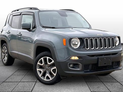 Used 2017 Jeep Renegade Latitude w/ Cold Weather Group AWD/4WD image 2