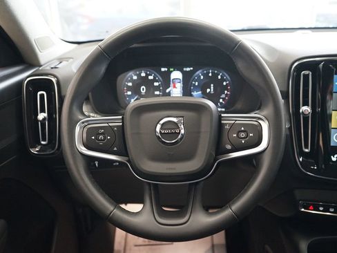 Used 2022 Volvo XC40 T5 Momentum image 30