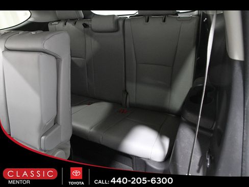 Used 2020 Toyota Highlander XLE AWD/4WD image 19