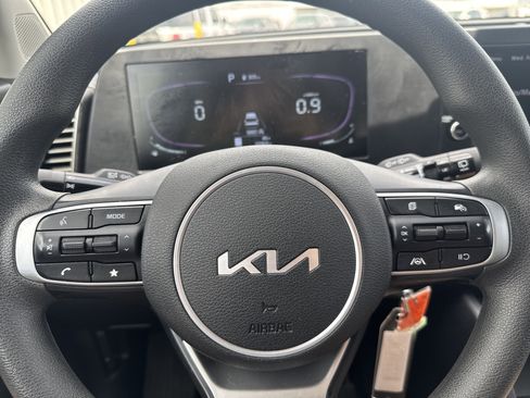 Used 2023 Kia Sportage LX image 9