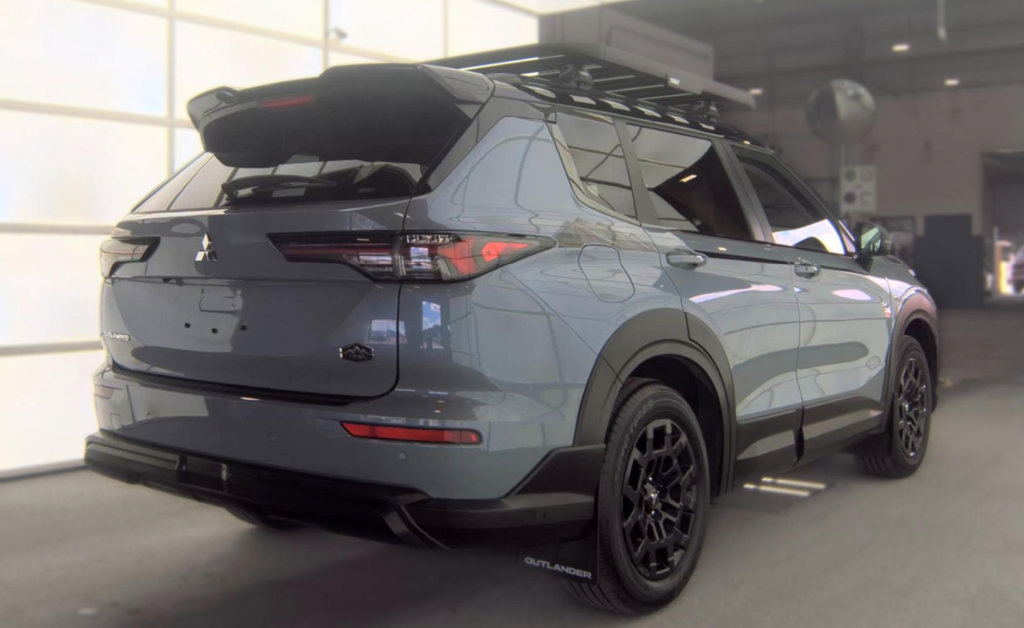Used 2026 Mitsubishi Outlander AWD image 3