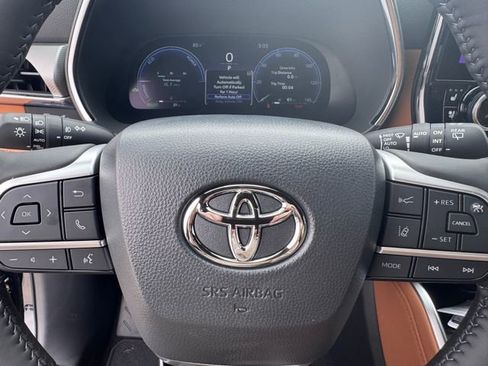 New 2026 Toyota Highlander Platinum AWD/4WD image 12