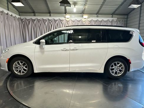 Used 2022 Chrysler Pacifica Touring-L image 6