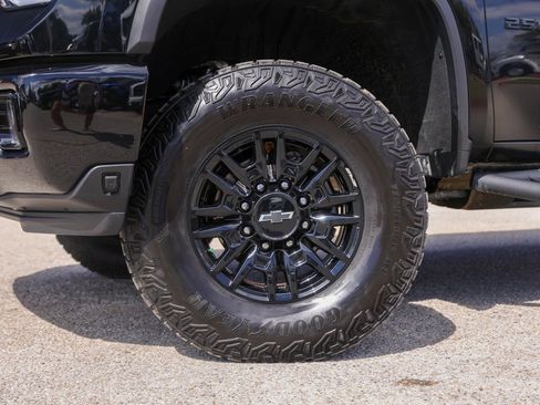 Used 2025 Chevrolet Silverado 2500 ZR2 w/ Technology Package image 4