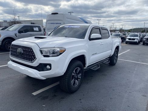 Used 2019 Toyota Tacoma TRD Sport image 3