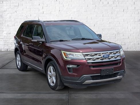 Used 2018 Ford Explorer XLT w/ Equipment Group 202A FWD image 2