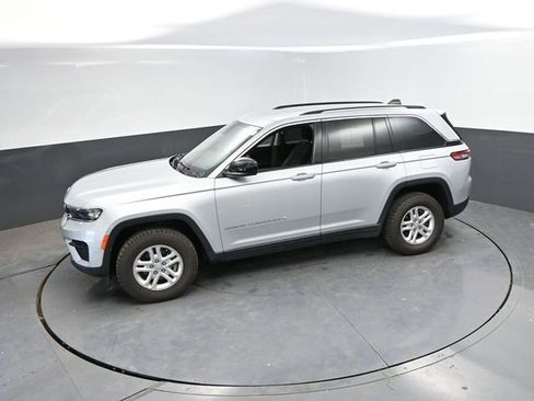 Used 2024 Jeep Grand Cherokee Laredo AWD/4WD image 44
