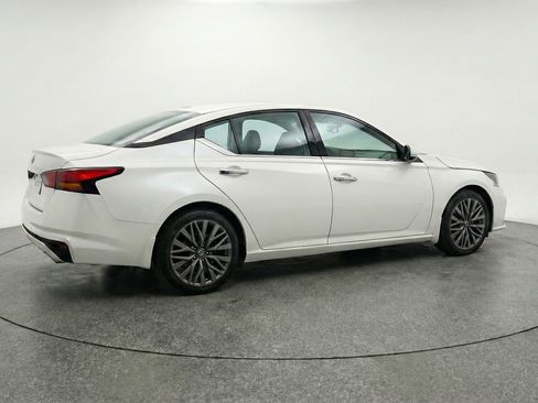Used 2025 Nissan Altima 2.5 SV FWD image 9