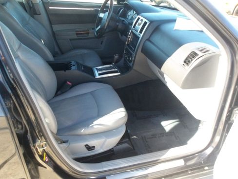 Used 2006 Chrysler 300 C w/ Protection Group II image 10