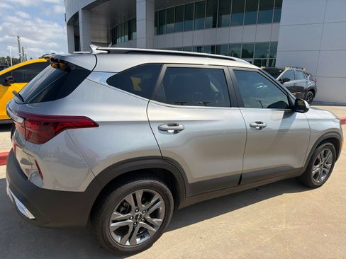 Used 2023 Kia Seltos S w/ Navigation Package FWD image 3