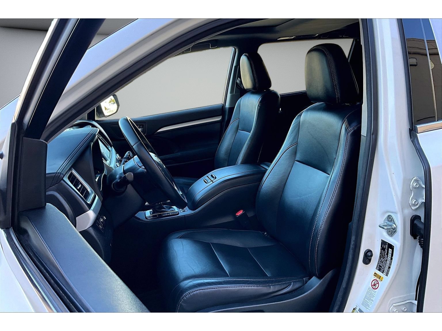 Used 2017 Toyota Highlander XLE w/ Carpet Mat Package AWD/4WD image 34