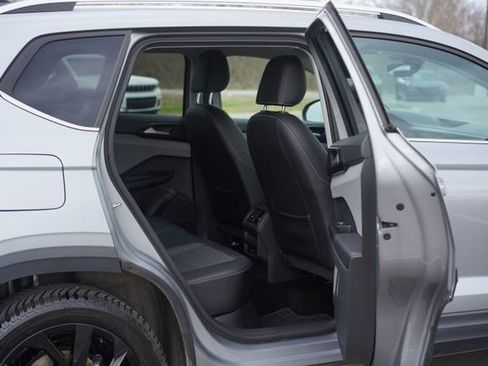 Used 2023 Volkswagen Taos SE w/ Panoramic Sunroof Package image 22