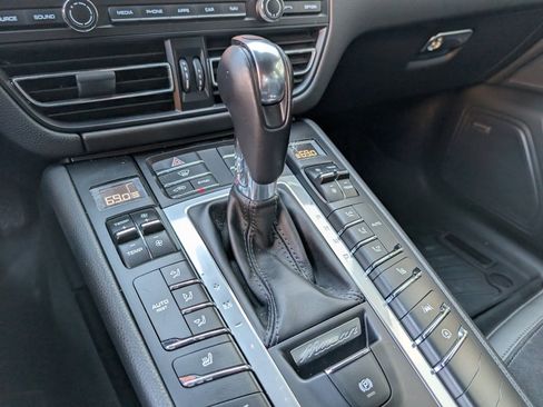 Certified 2020 Porsche Macan image 17