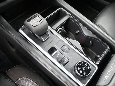 Used 2024 Nissan Pathfinder SL AWD/4WD image 5