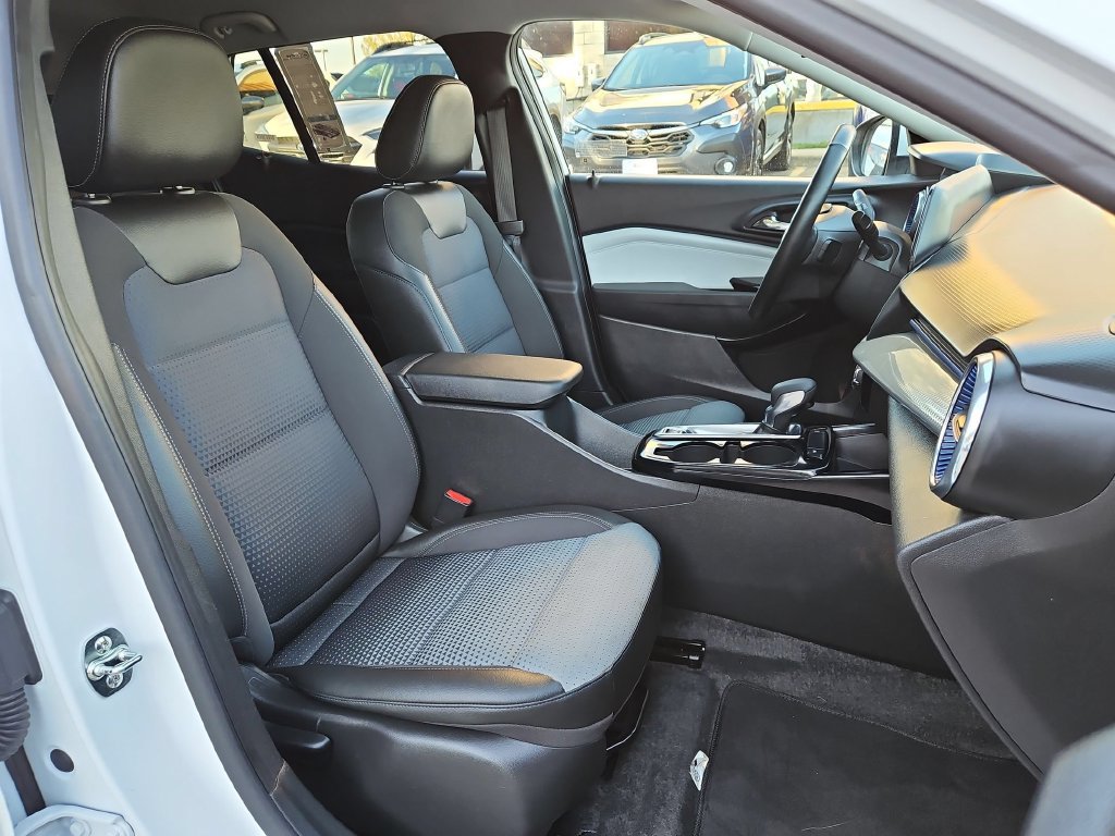 Used 2025 Chevrolet Trax LT w/ LT Convenience Package FWD image 28