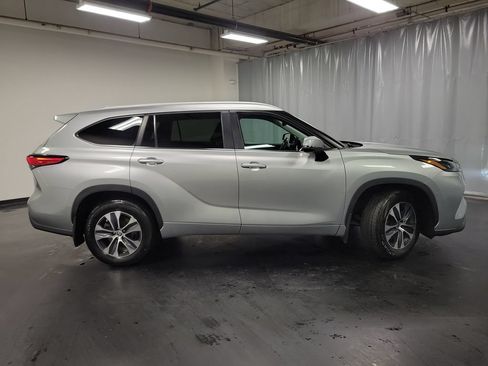 Used 2023 Toyota Highlander XLE AWD/4WD image 9