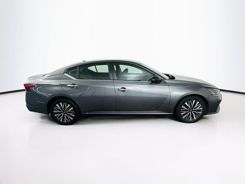 Used 2025 Nissan Altima 2.5 SV FWD image 10