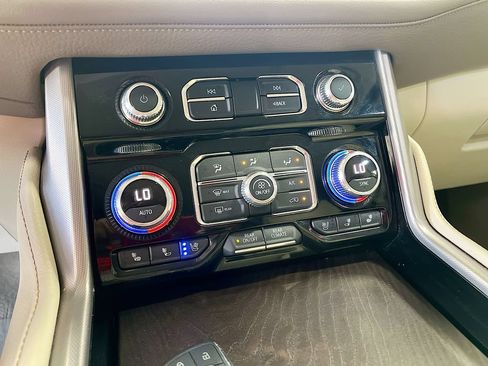 Used 2022 GMC Yukon Denali AWD/4WD image 16