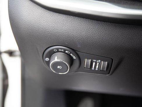 Used 2025 Jeep Compass Latitude image 18