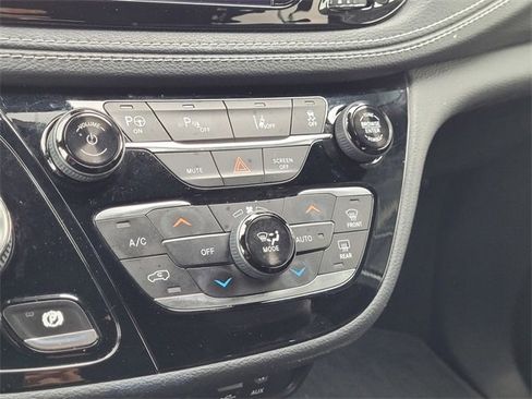 Certified 2019 Chrysler Pacifica Limited w/ Advanced Safetytec Group image 11