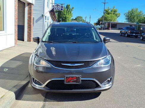Used 2017 Chrysler Pacifica Touring-L FWD image 3