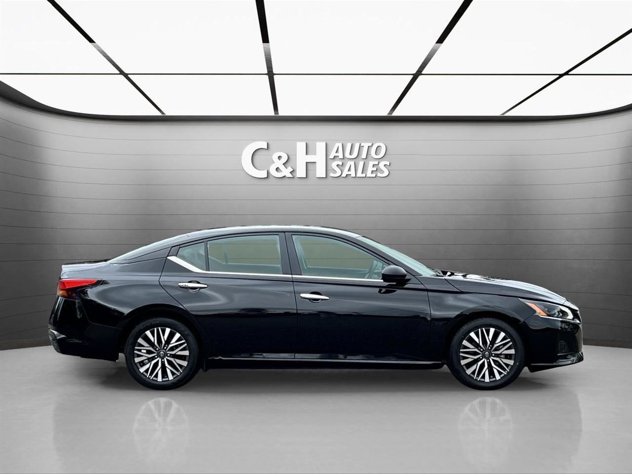 Used 2025 Nissan Altima 2.5 SV FWD image 7