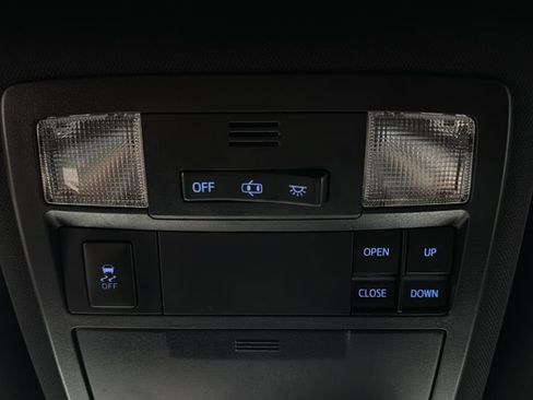 Used 2018 Toyota Tacoma SR5 AWD/4WD image 30