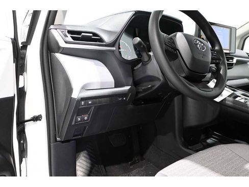 New 2025 Toyota Sienna LE image 27