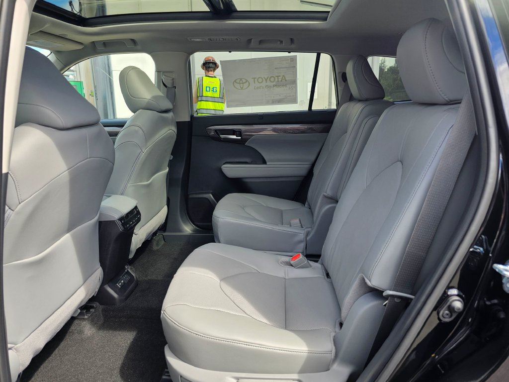 New 2026 Toyota Highlander Platinum AWD/4WD image 17