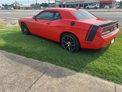 Used 2017 Dodge Challenger R/T Scat Pack RWD image 5