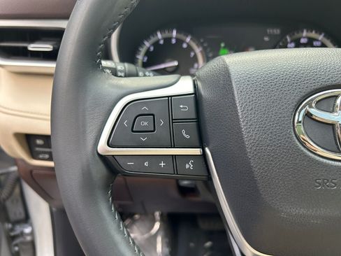 Used 2022 Toyota Highlander XLE AWD/4WD image 15