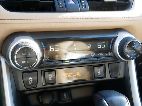 Used 2021 Toyota RAV4 XLE Premium image 23