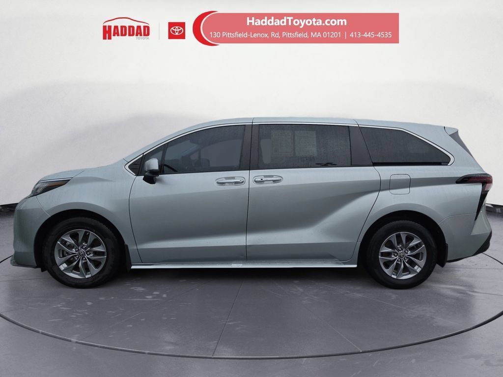 Used 2023 Toyota Sienna XLE FWD image 2