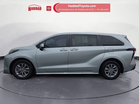 Used 2023 Toyota Sienna XLE FWD image 2