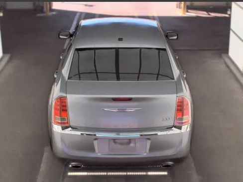 Used 2013 Chrysler 300 RWD image 4