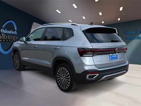 New 2026 Volkswagen Taos SE image 7