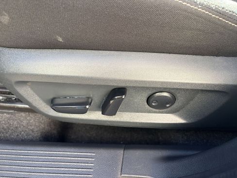 Used 2025 Nissan Rogue SV image 23