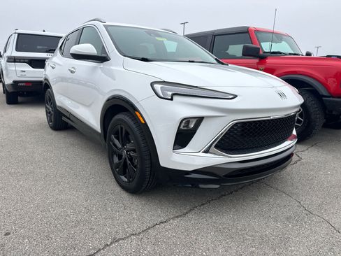 Used 2024 Buick Encore GX Sport Touring image 3