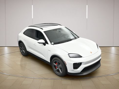 Certified 2025 Porsche Macan 4S Electric AWD/4WD image 39