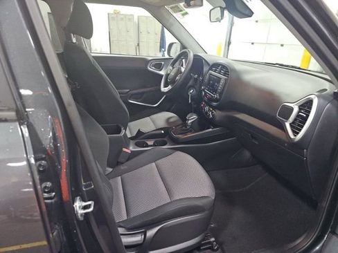Used 2025 Kia Soul LX w/ LX Technology Package FWD image 10