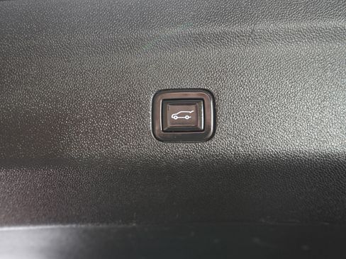 Used 2022 GMC Yukon XL Denali w/ Denali Premium Package image 12