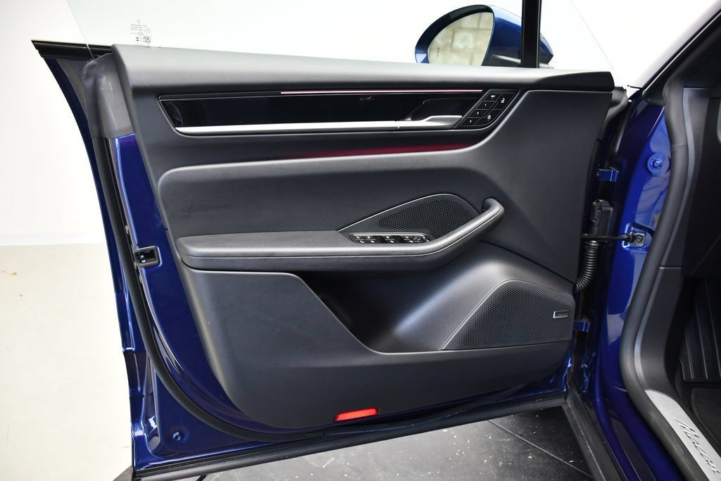 Certified 2025 Porsche Macan 4S Electric AWD/4WD image 39