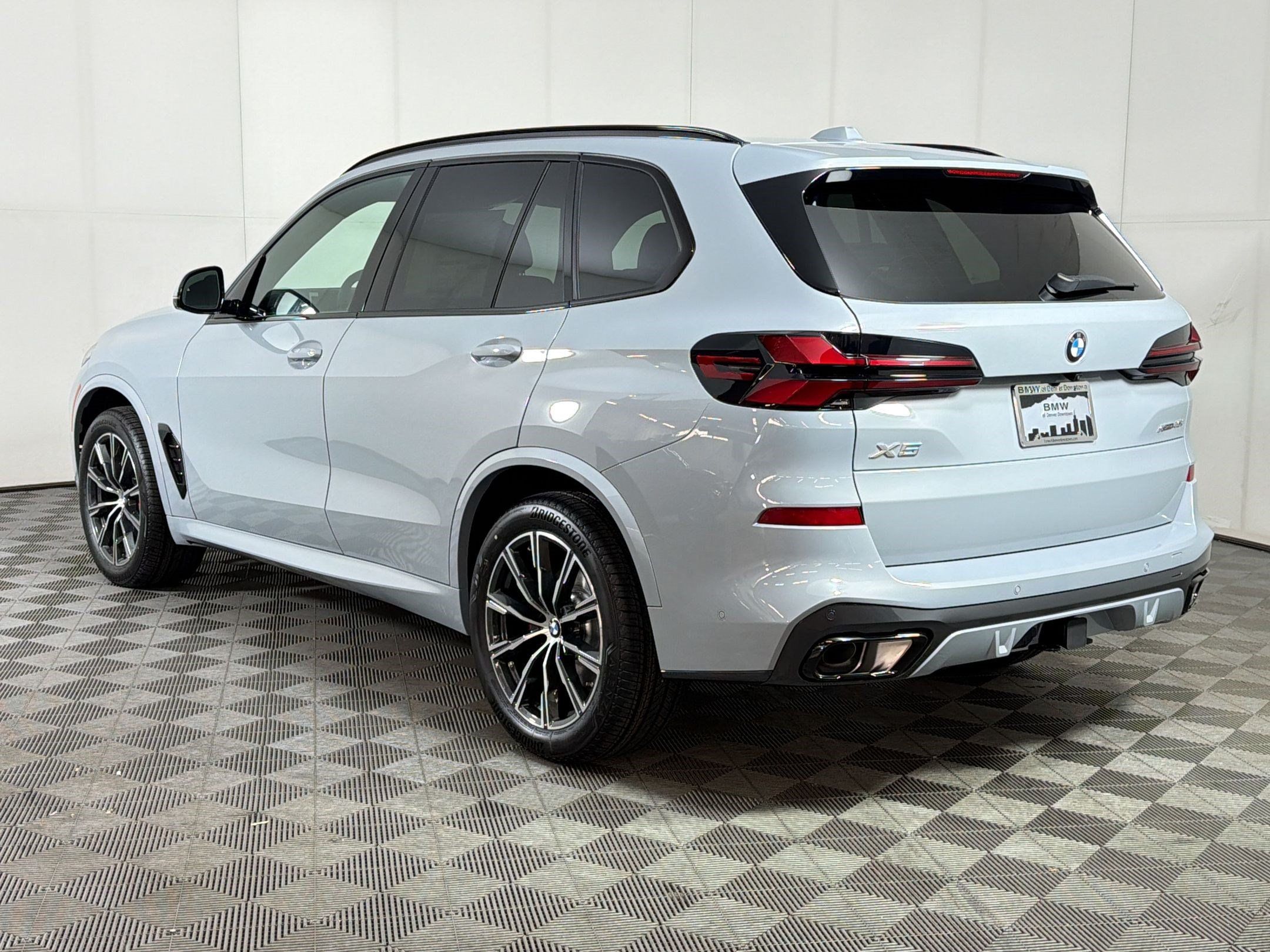 New 2026 BMW X5 xDrive40i w/ M Sport Package AWD/4WD image 3