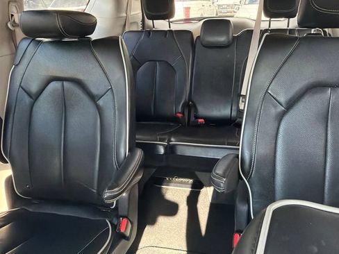 Used 2024 Chrysler Pacifica Limited FWD image 7