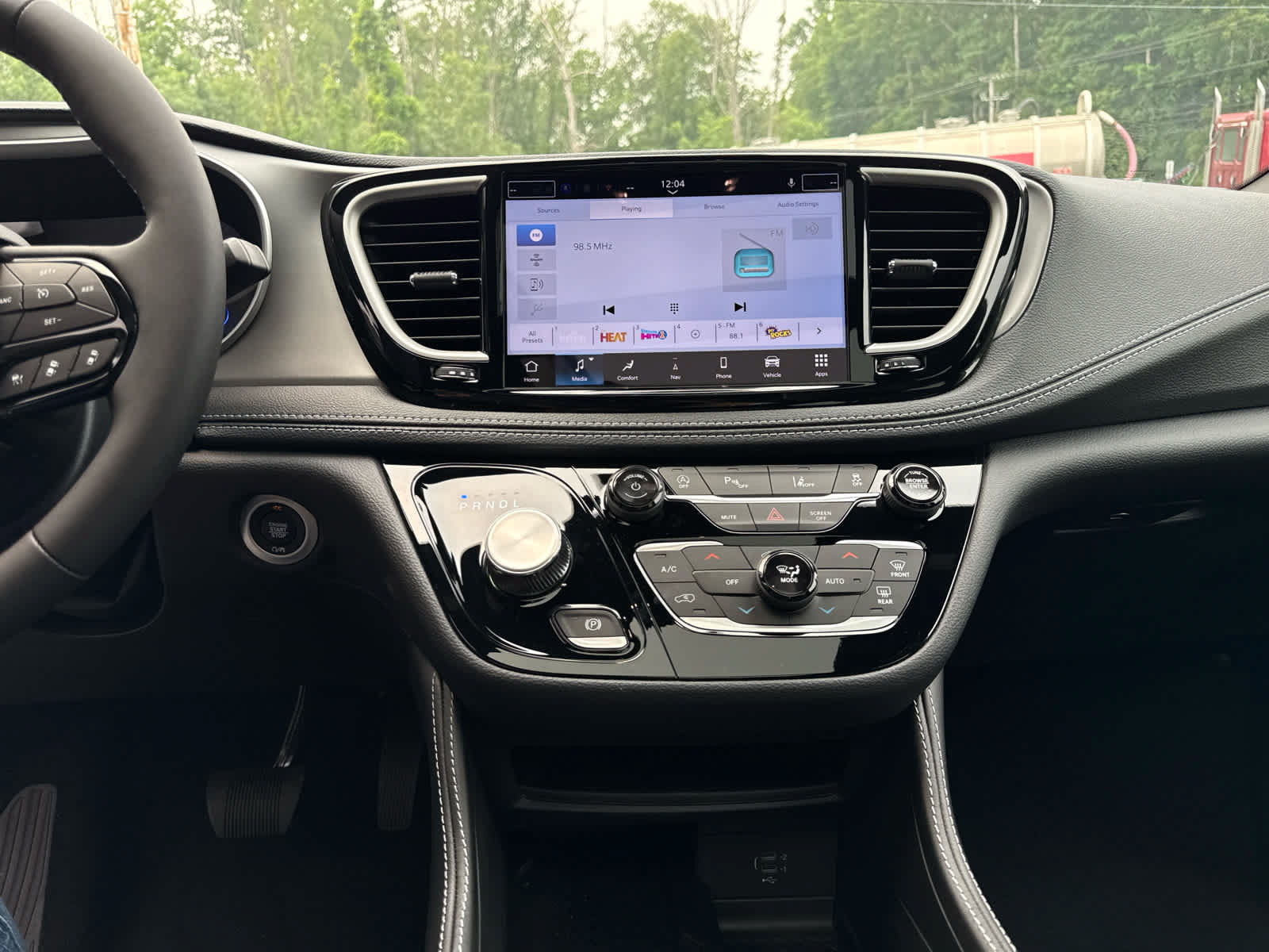 New 2027 Chrysler Pacifica Limited AWD/4WD image 19