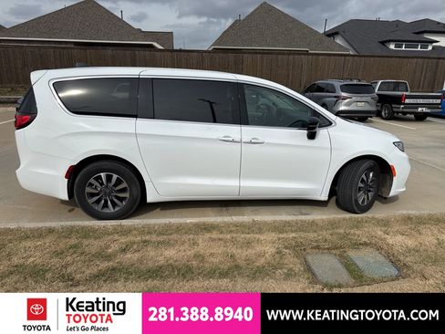 Used 2024 Chrysler Pacifica Limited FWD image 8