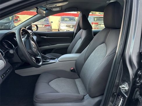 Used 2018 Toyota Camry LE image 23