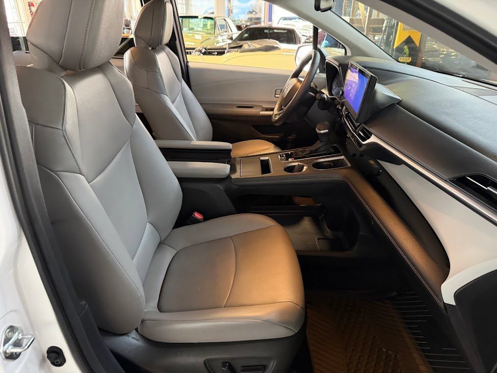 Used 2025 Toyota Sienna XLE FWD image 13
