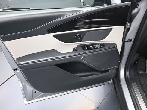 Used 2024 Lincoln Nautilus Reserve image 10